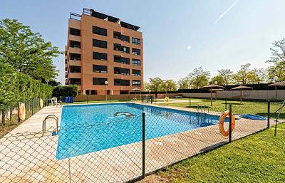 Swimming pool of Flat to rent in  Madrid Capital  with Air Conditioner