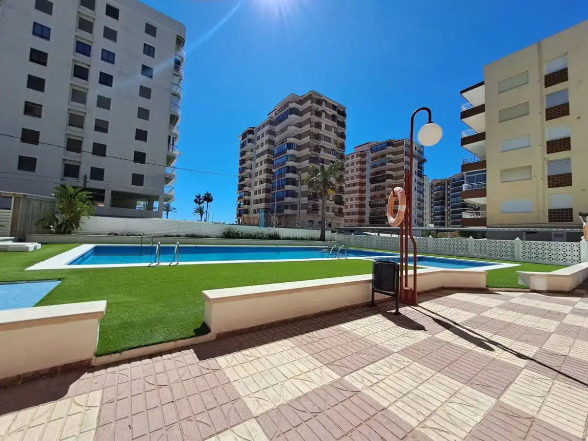 Piscina de Apartamento en venta en Benicasim / Benicàssim con Trastero y Piscina comunitaria