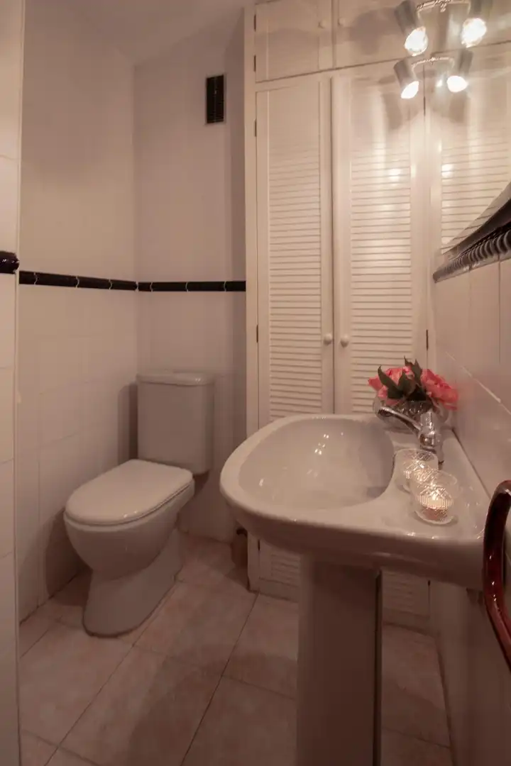 Bathroom of Flat for sale in Sevilla  with Air Conditioner, Heating and Community pool