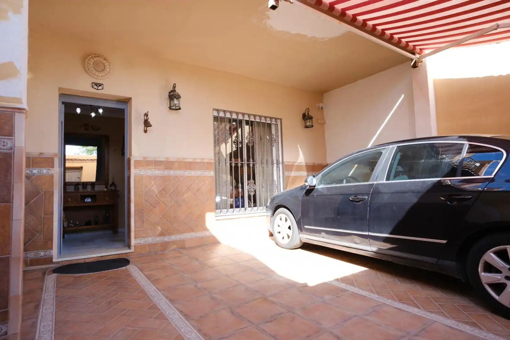 Einfamilien-Reihenhaus zum Verkauf in La Algaba mit Klimaanlage, Heizung und Terrasse