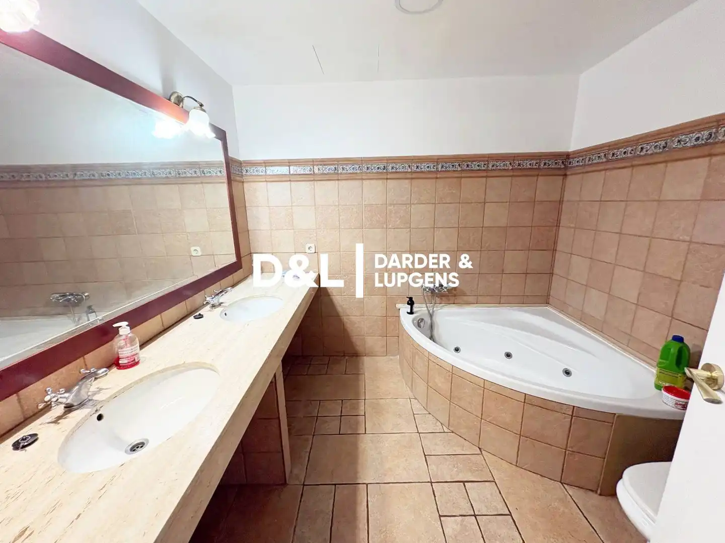Badezimmer von Einfamilien-Reihenhaus zum Verkauf in Vilanova i la Geltrú mit Parkett und Terrasse