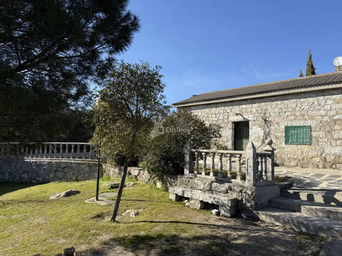 Außenansicht von Wohnung zum Verkauf in Fresnedillas de la Oliva mit Klimaanlage, Heizung und Privatgarten