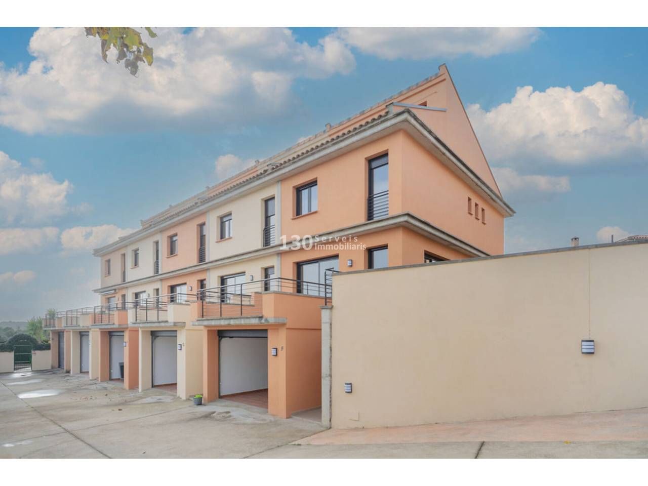 Vista exterior de Casa adosada en venda en Darnius amb Calefacció, Jardí privat i Terrassa