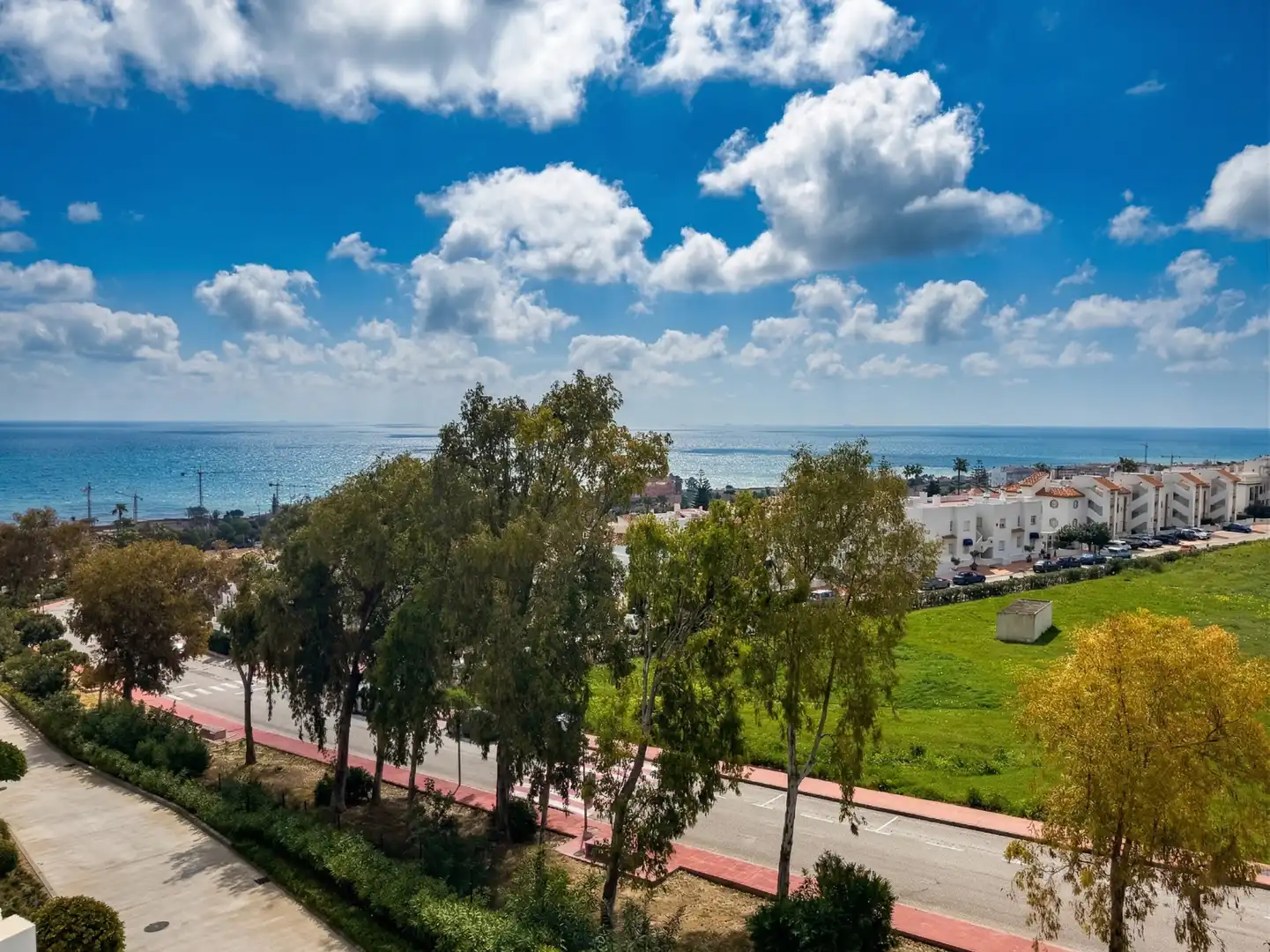 Außenansicht von Dachboden zum Verkauf in Manilva mit Klimaanlage, Heizung und Terrasse