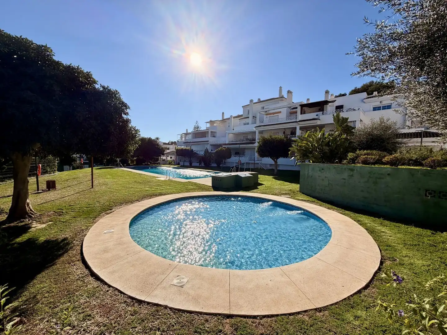 Vista exterior de Apartamento en venta en Marbella con Terraza, Amueblado y Piscina comunitaria