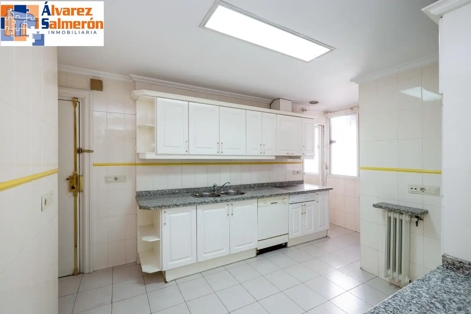 Kitchen of Flat for sale in Granada