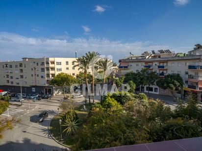 Vista exterior de Àtic en venda en Estepona amb Aire condicionat i Terrassa