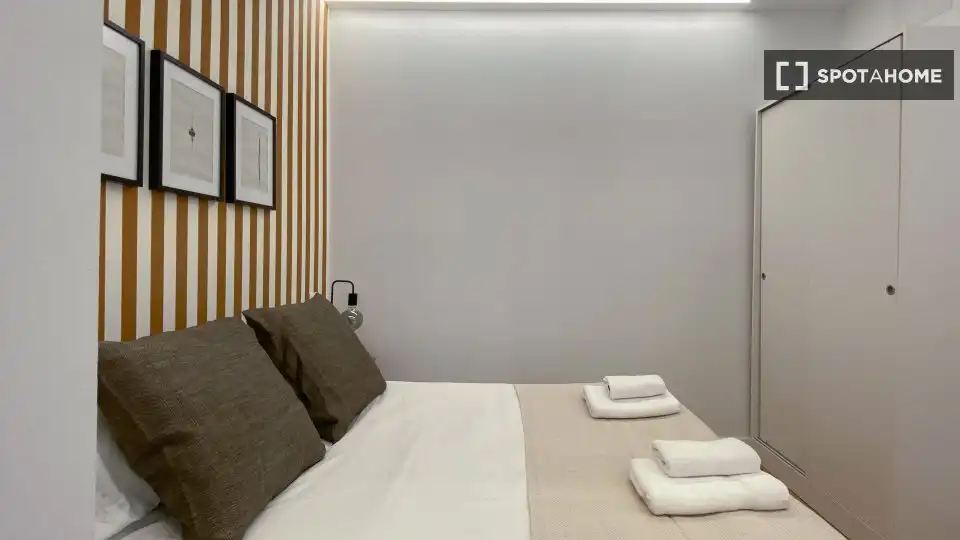 Schlafzimmer von Wohnung zur Miete in Madrid mit Klimaanlage, Heizung und Möbliert