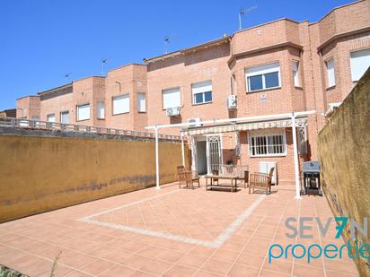 Vista exterior de Casa adosada en venda en Chozas de Canales amb Aire condicionat, Terrassa i Balcó