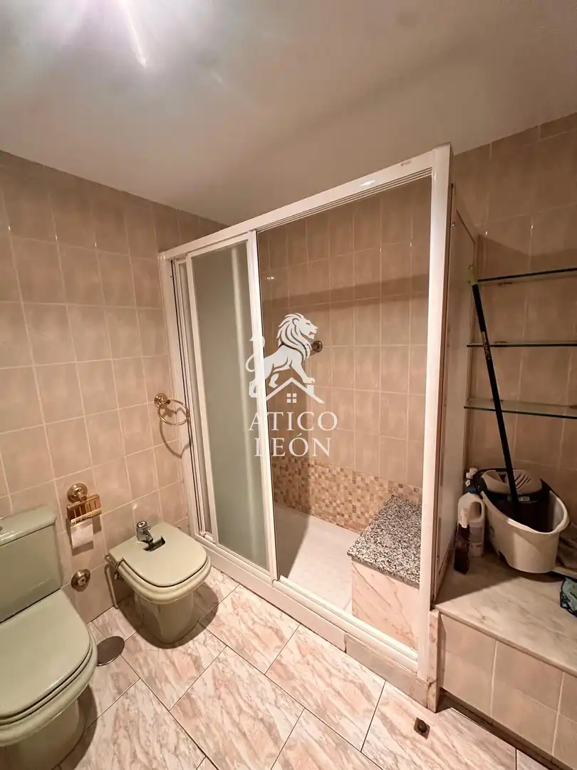 Baño de Casa o chalet en venta en León Capital  con Calefacción, Terraza y Trastero