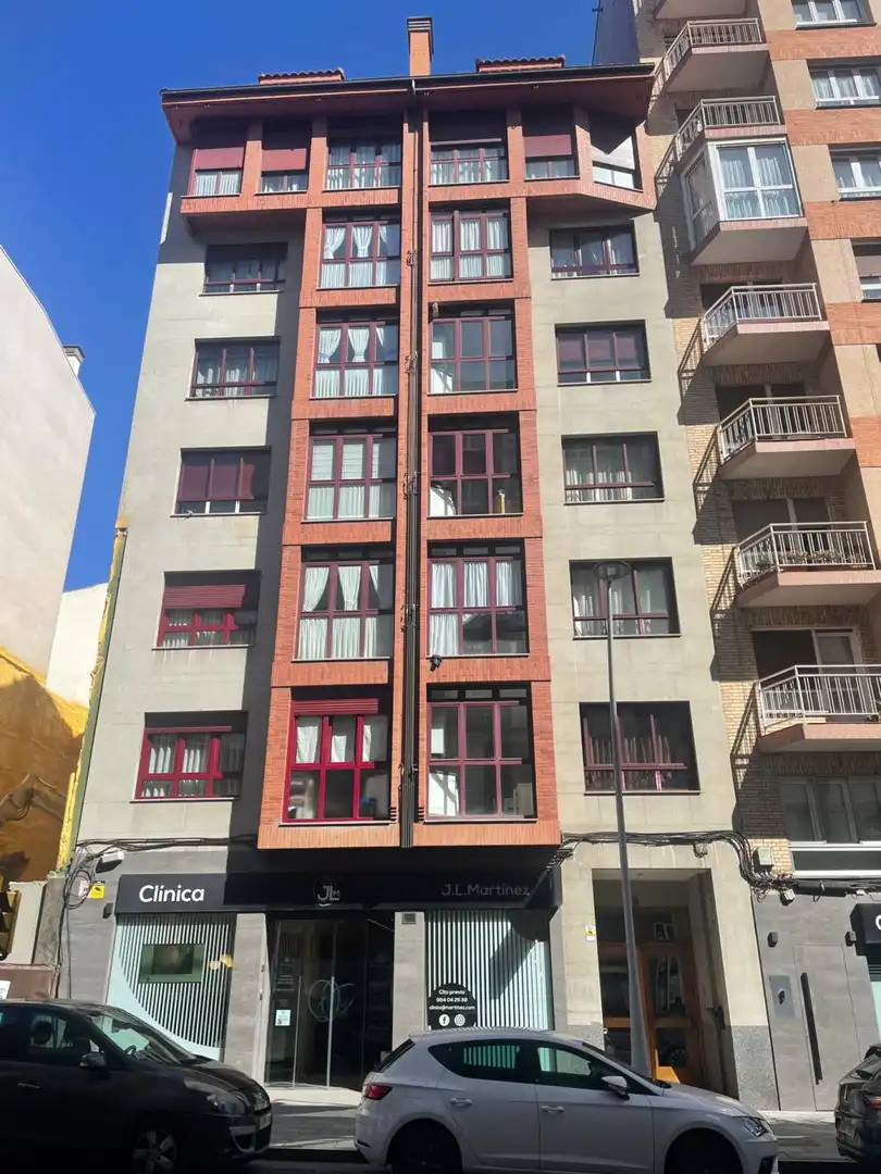 Außenansicht von Wohnung zum Verkauf in Gijón  mit Heizung, Terrasse und Abstellraum