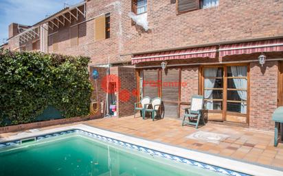 Vista exterior de Casa o xalet en venda en Pinto amb Aire condicionat, Terrassa i Piscina