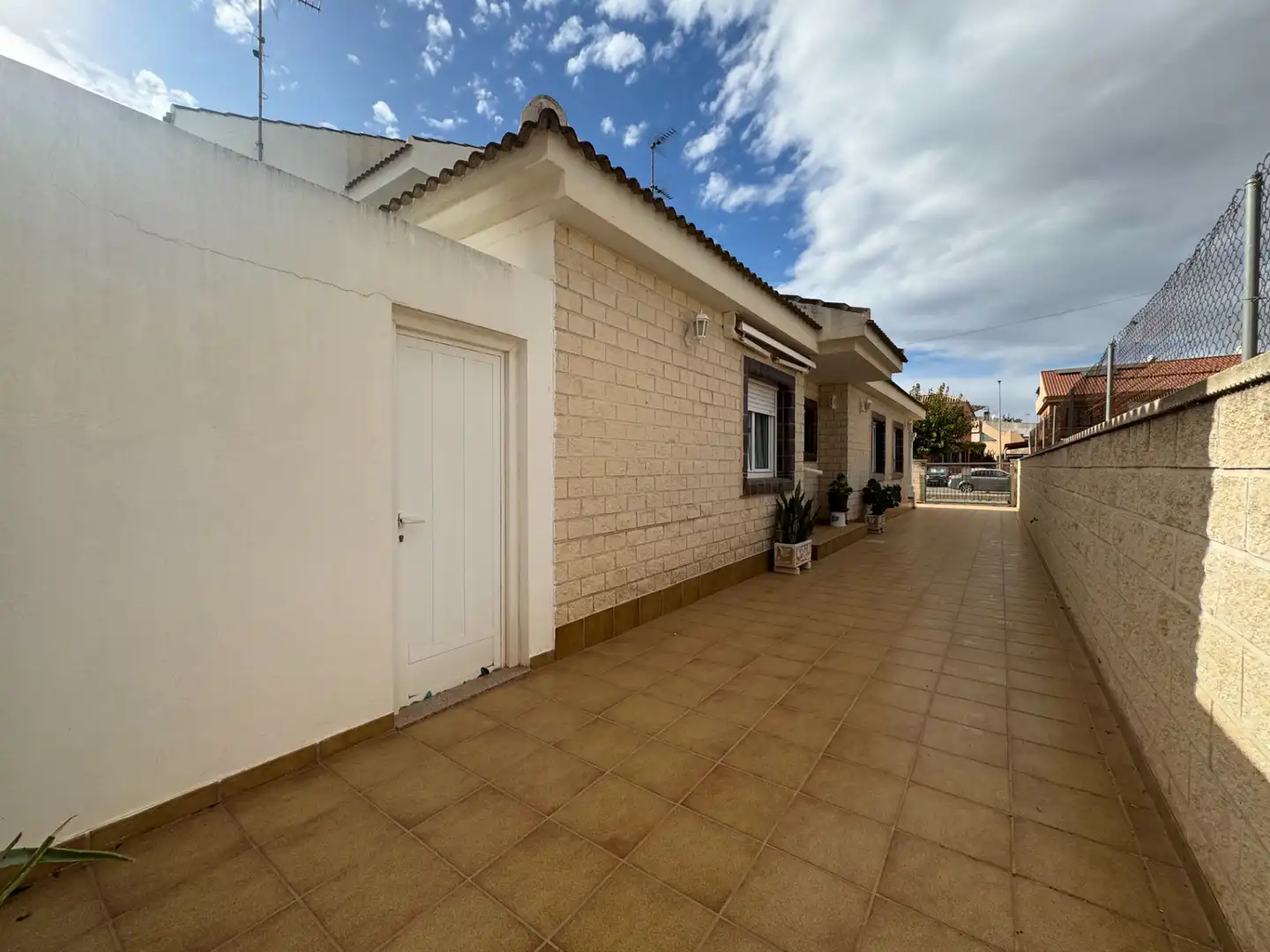 Vista exterior de Casa adosada en venda en San Javier amb Aire condicionat, Calefacció i Jardí privat