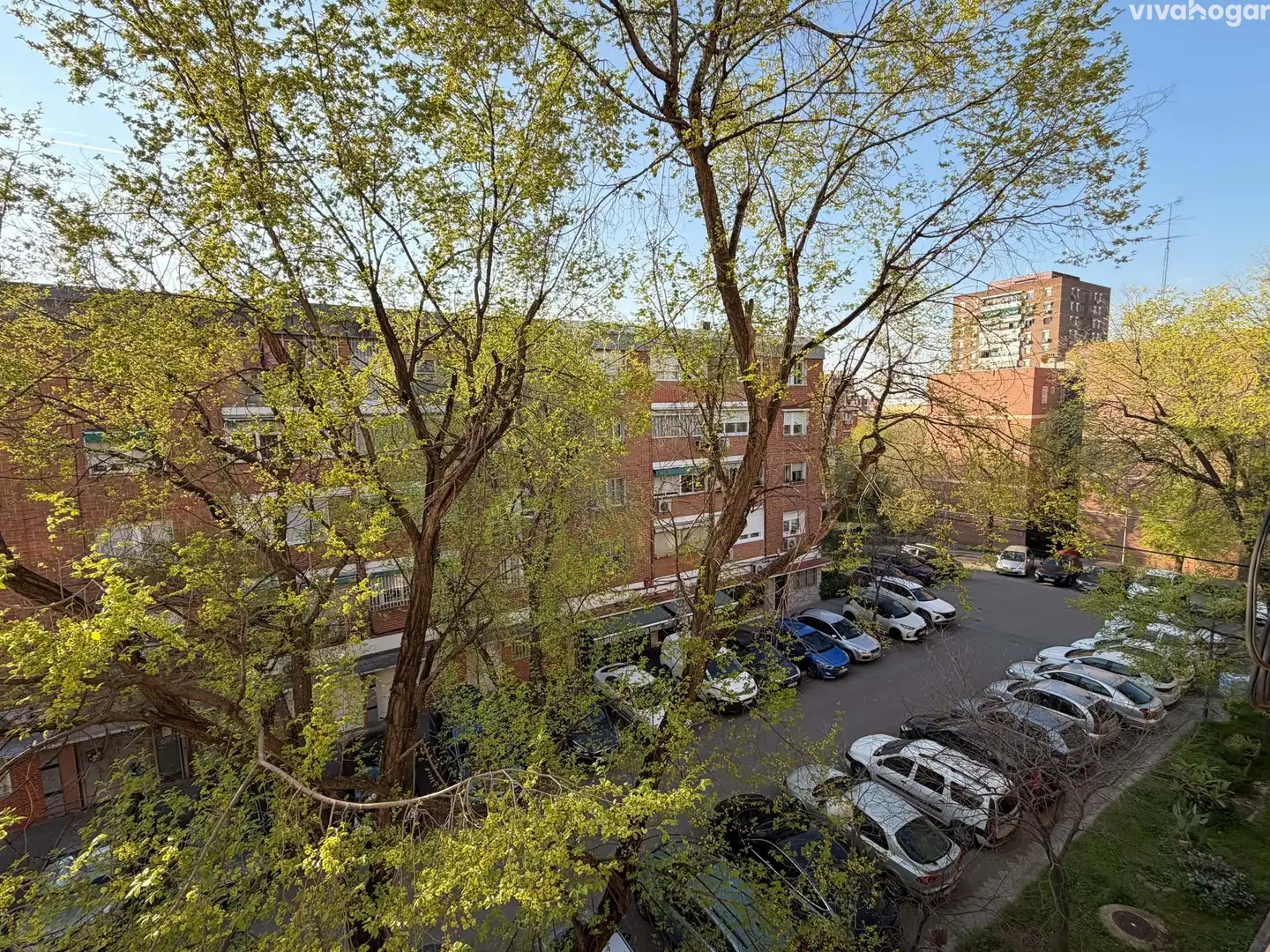 Vista exterior de Piso en venta en  Madrid Capital con Terraza