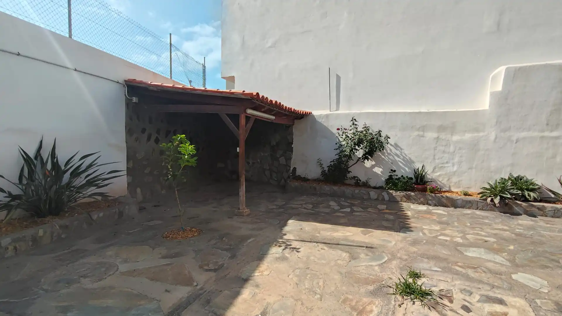Außenansicht von Einfamilien-Reihenhaus zum Verkauf in Güímar mit Privatgarten, Terrasse und Abstellraum
