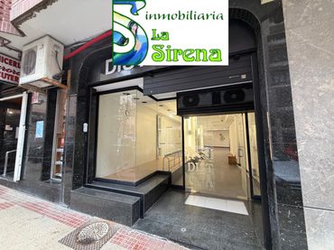 Locale commerciale in affitto a Calle Eladio Laredo 2
