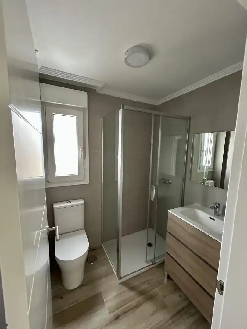 Baño de Piso de alquiler en Santander con Trastero