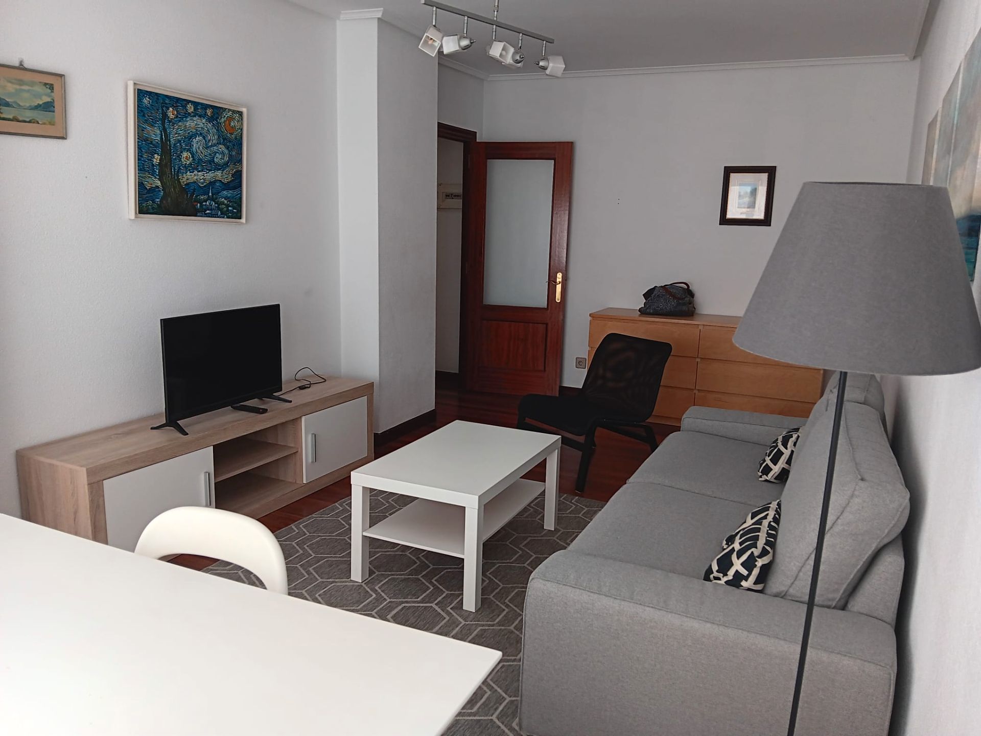 Sala d'estar de Pis de lloguer en Castro-Urdiales amb Calefacció, Moblat i Balcó
