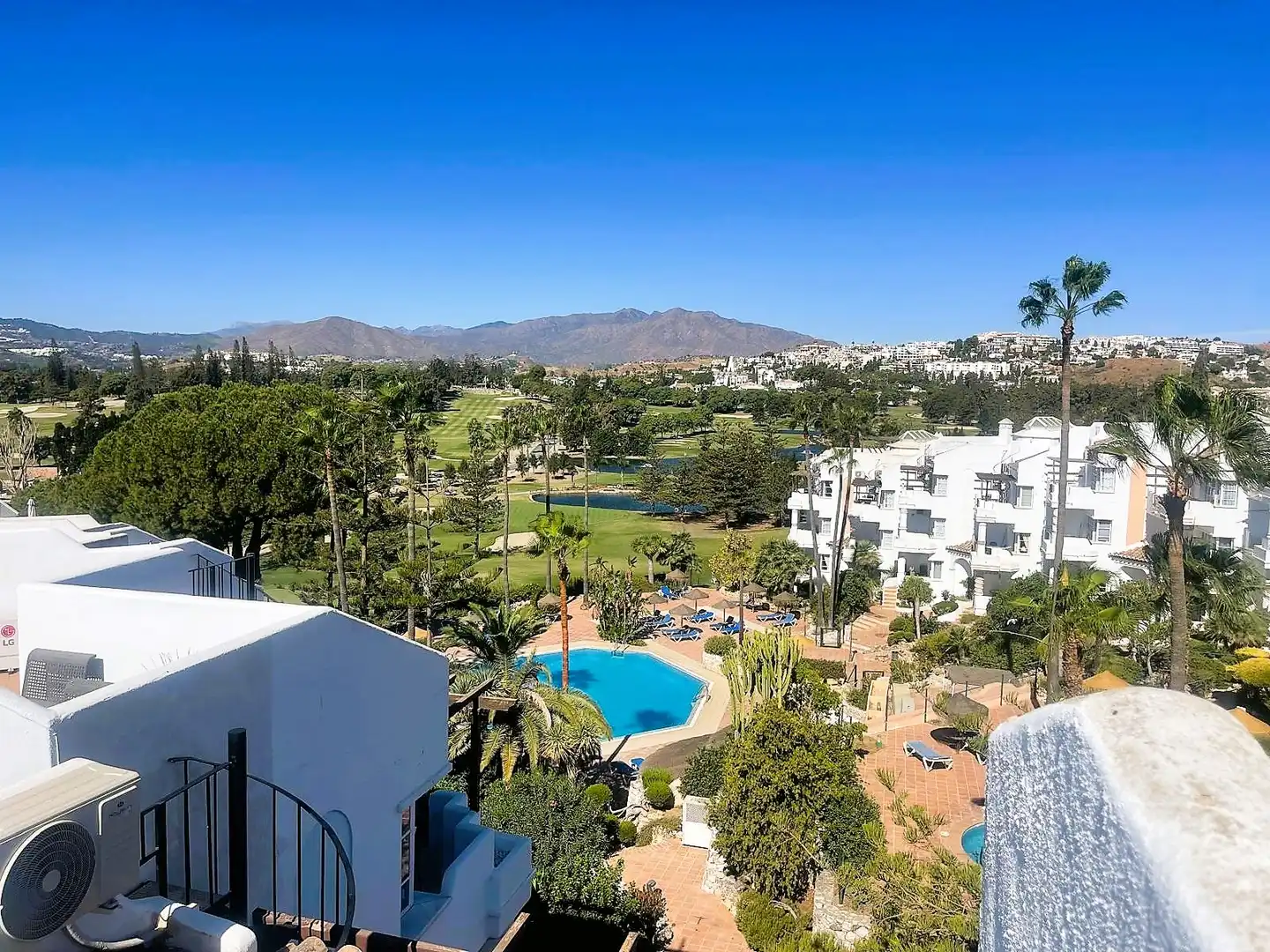 Vista exterior de Àtic en venda en Mijas amb Aire condicionat, Terrassa i Moblat