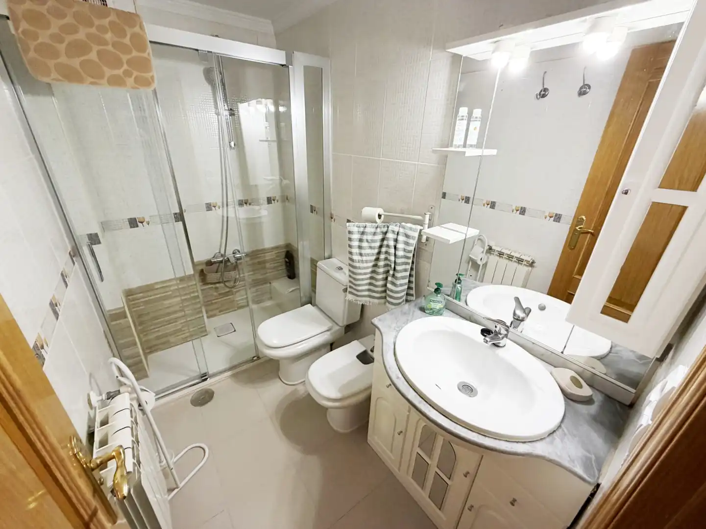 Baño de Piso de alquiler en Avilés con Calefacción y Amueblado