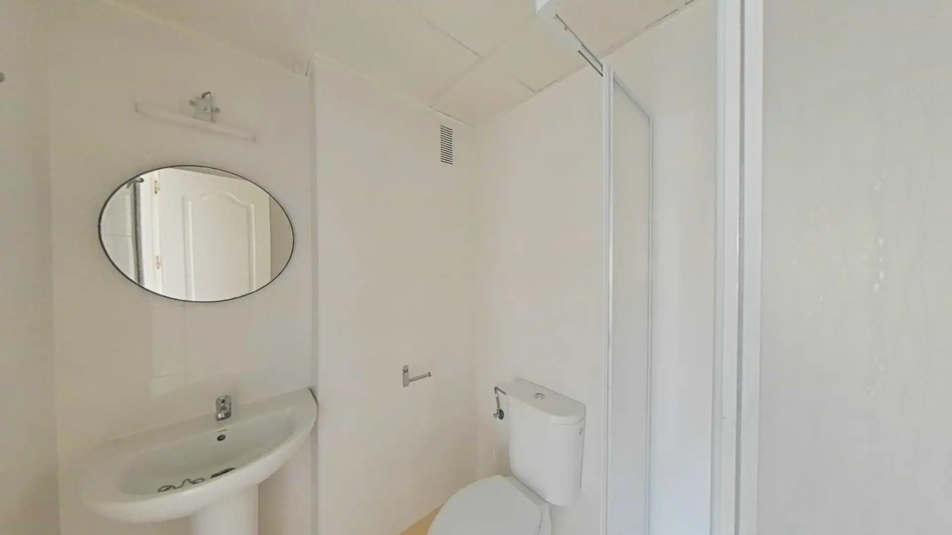 Badezimmer von Wohnungen zum Verkauf in Manilva mit Abstellraum und Schwimmbad