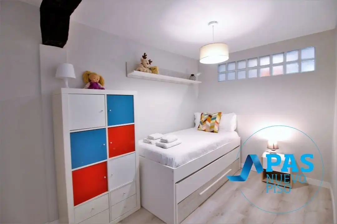Schlafzimmer von Wohnung zur Miete in Santander mit Balkon