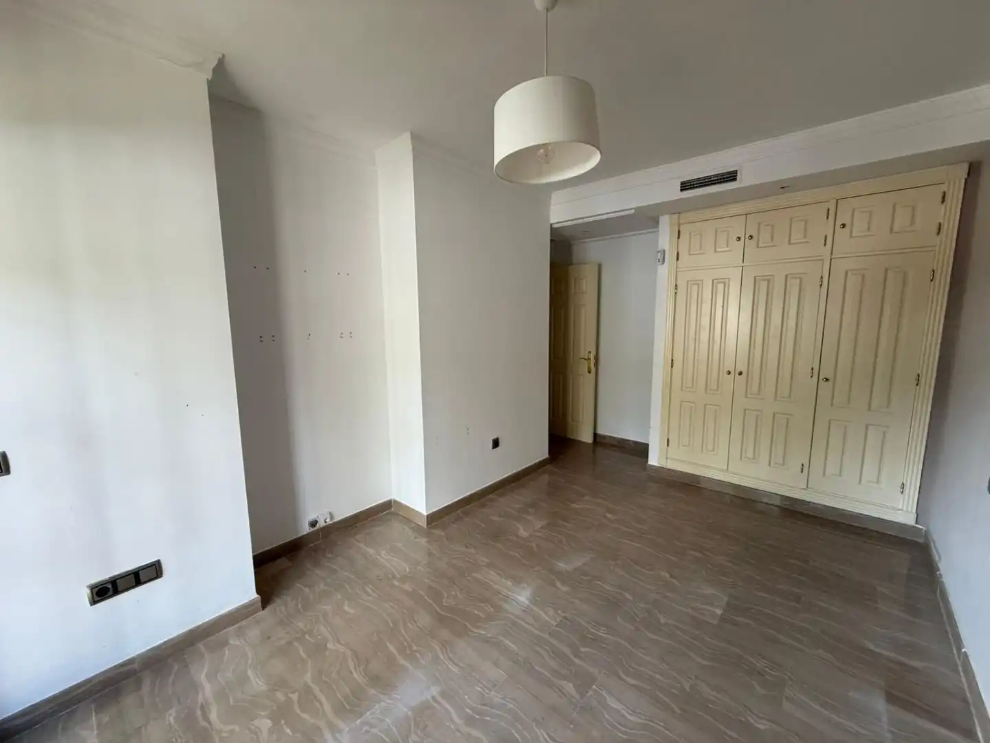 Habitación de Piso en venta en Marbella con Calefacción, Terraza y Piscina comunitaria
