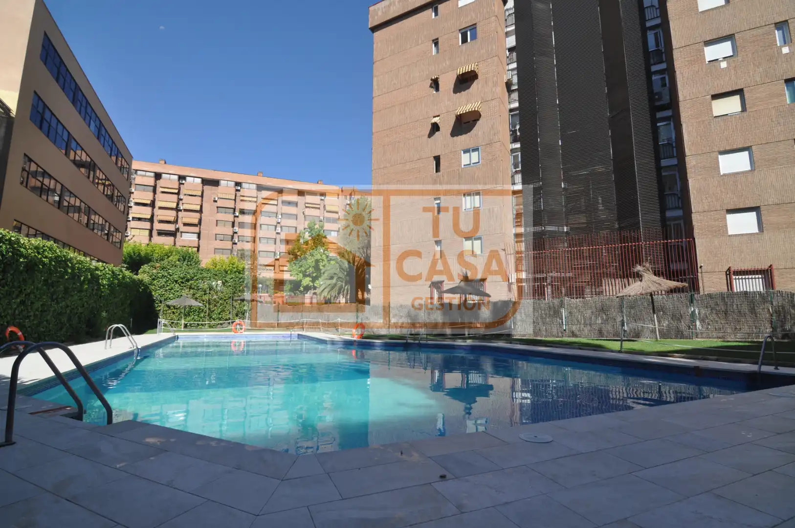 Piscina de Pis en venda en Madrid amb Calefacció, Parquet i Terrassa