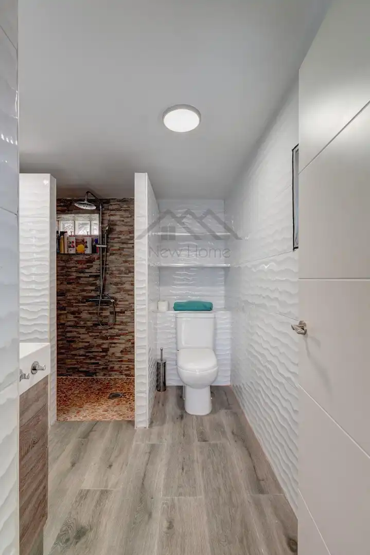 Bathroom of Houses for sale in La Pobla de Vallbona  with Air Conditioner, Heating and Private garden