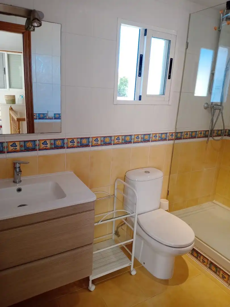 Baño de Casa adosada de alquiler en Xirivella con Terraza y Amueblado