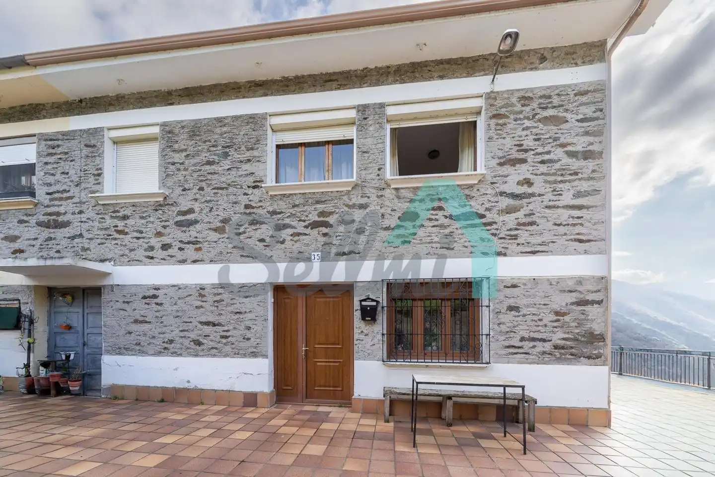 Vista exterior de Casa adosada en venda en Cangas del Narcea amb Calefacció, Jardí privat i Terrassa