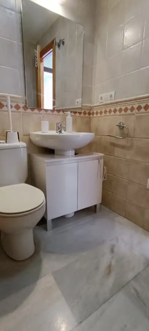 Badezimmer von Erdgeschoss zur Miete in La Zubia mit Klimaanlage, Heizung und Möbliert