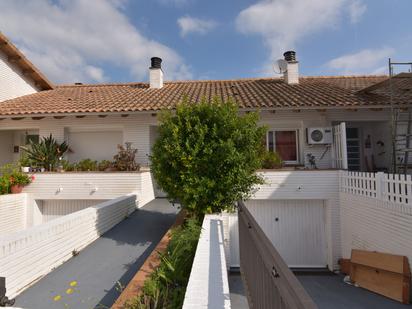 Vista exterior de Casa adosada en venda en Santa Susanna amb Calefacció, Jardí privat i Terrassa