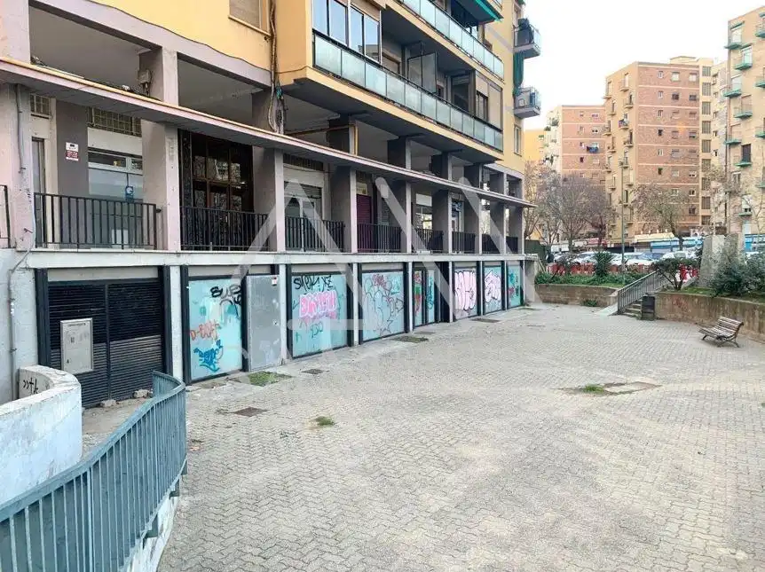 Vista exterior de Local en venda en Barcelona
