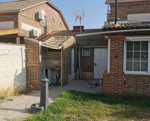 Vista exterior de Casa o xalet en venda en Villanueva de la Torre amb Aire condicionat i Piscina