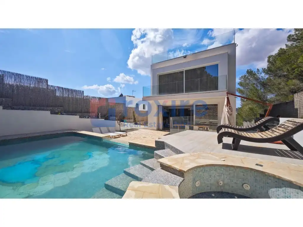 Vista exterior de Casa o xalet en venda en Santa Eulària des Riu amb Aire condicionat, Jardí privat i Terrassa