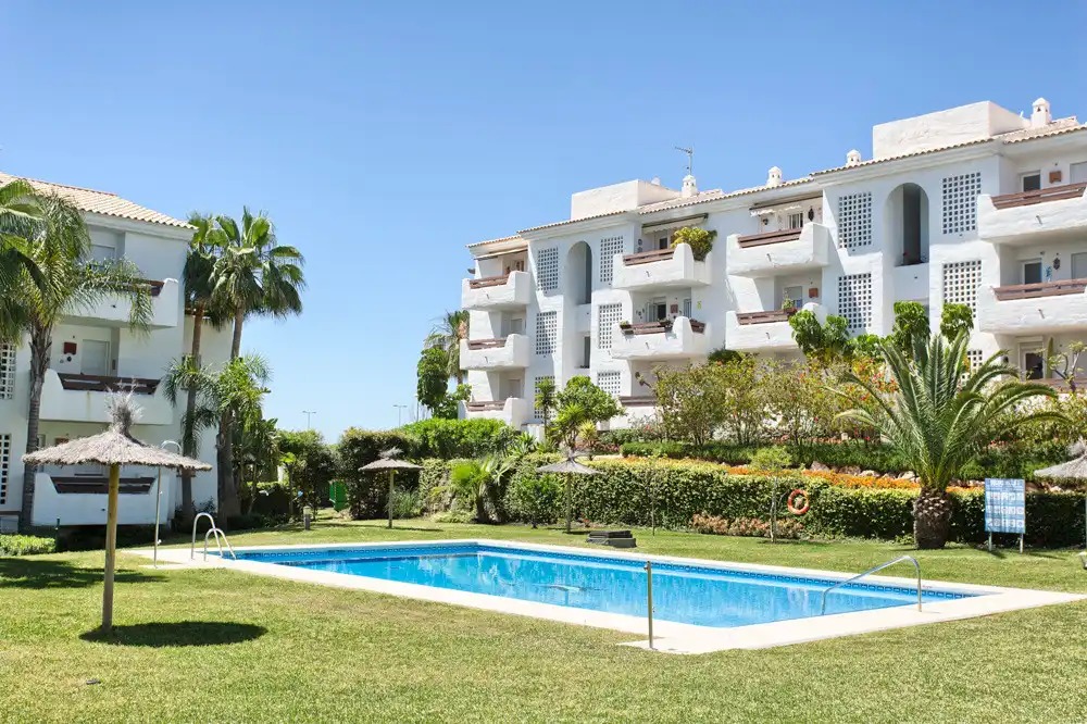 Apartamento con piscina en alquiler en Selwo, imagen 27