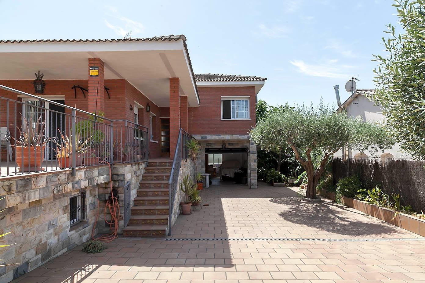Vista exterior de Casa o xalet en venda en Lliçà d'Amunt amb Aire condicionat, Calefacció i Jardí privat
