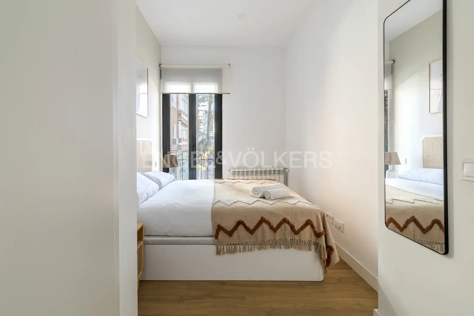 Dormitori de Apartament de lloguer en Madrid amb Aire condicionat, Calefacció i Moblat