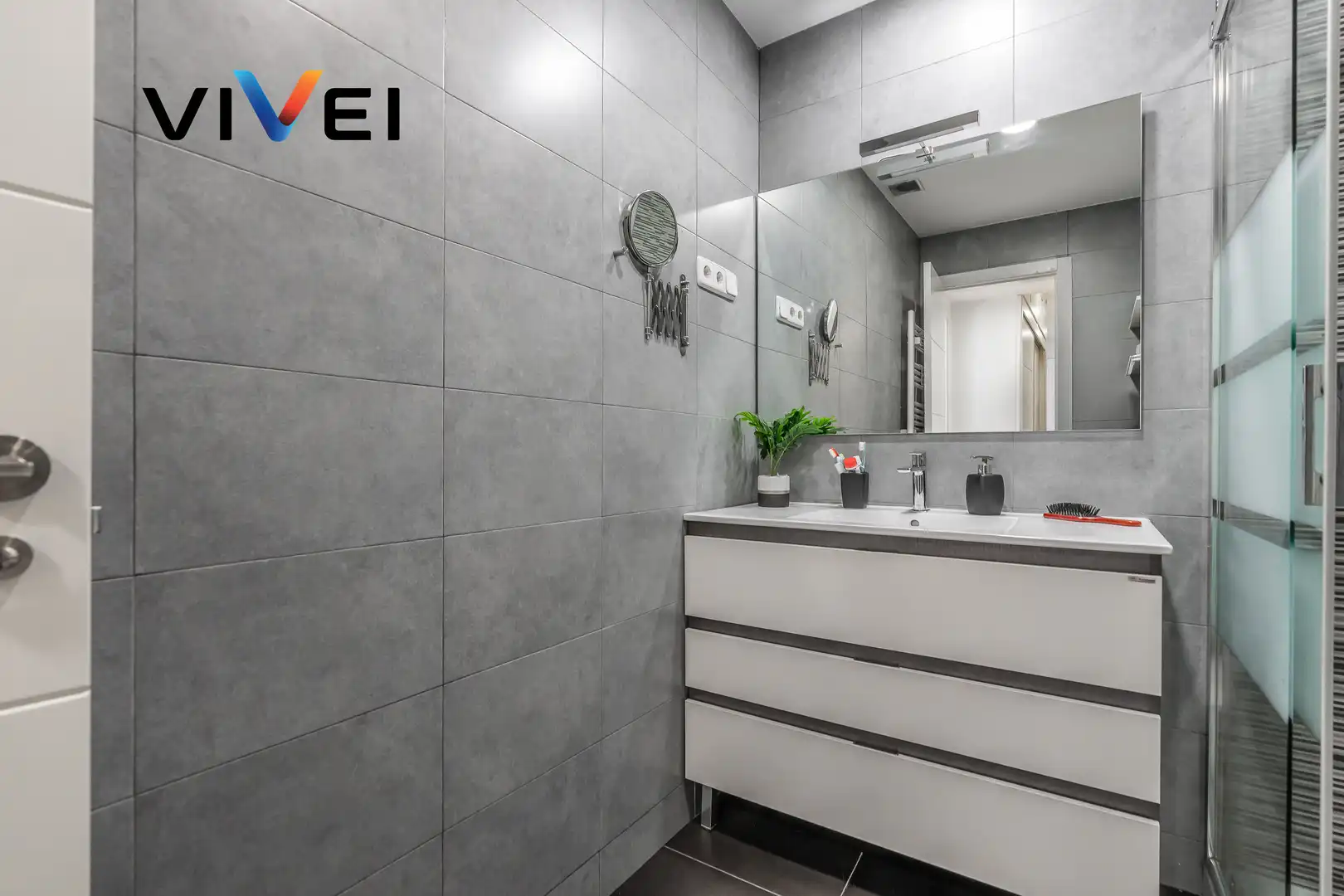 Badezimmer von Dachboden zum Verkauf in Madrid mit Heizung, Terrasse und Balkon