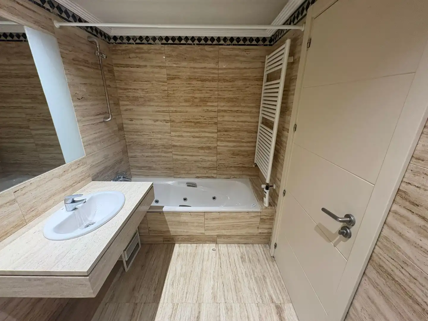 Baño de Piso de alquiler en Madrid con Aire acondicionado, Calefacción y Jardín privado
