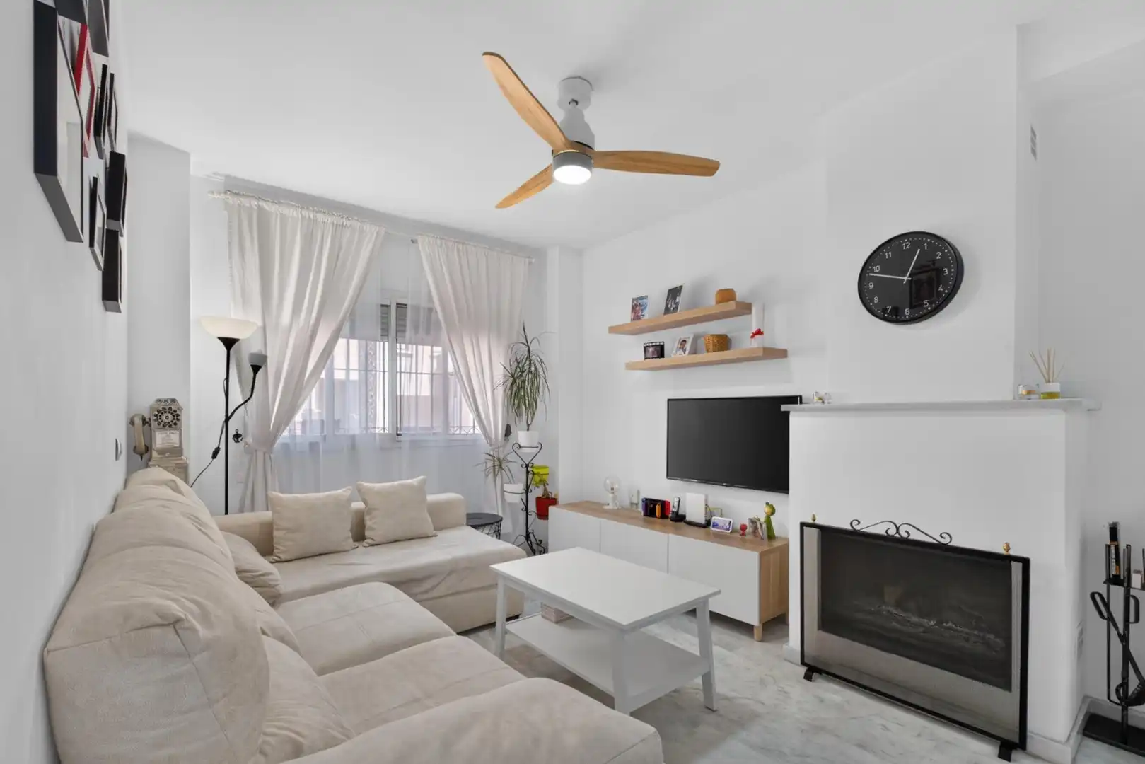 Sala d'estar de Casa adosada en venda en Alhaurín de la Torre amb Aire condicionat, Calefacció i Terrassa