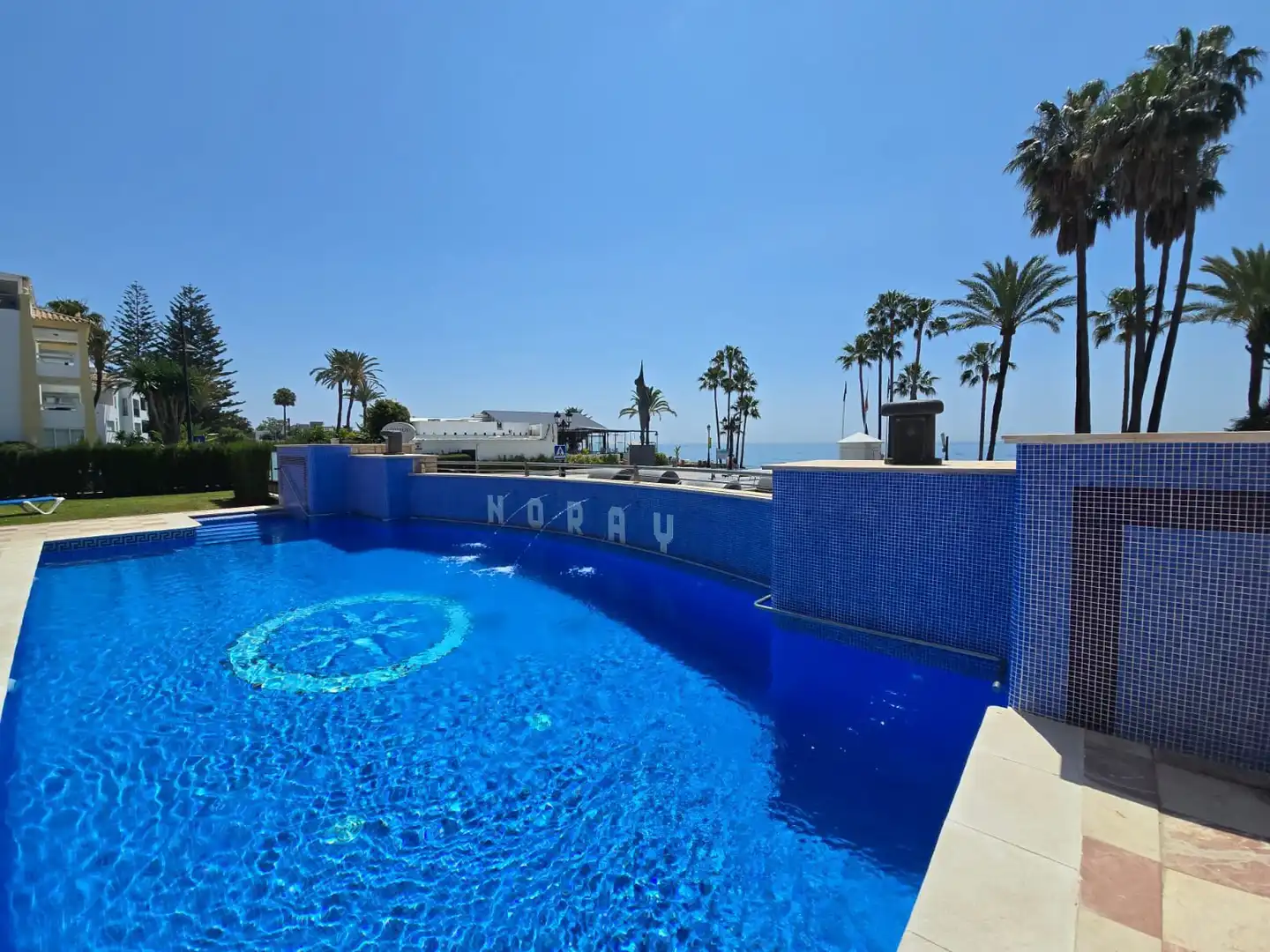Piscina de Pis en venda en Marbella amb Aire condicionat, Terrassa i Moblat