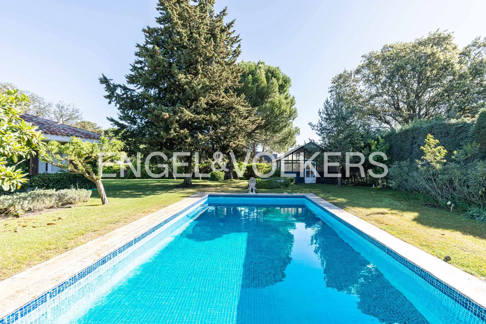 Piscina de Casa o xalet en venda en Boadilla del Monte amb Calefacció, Jardí privat i Traster