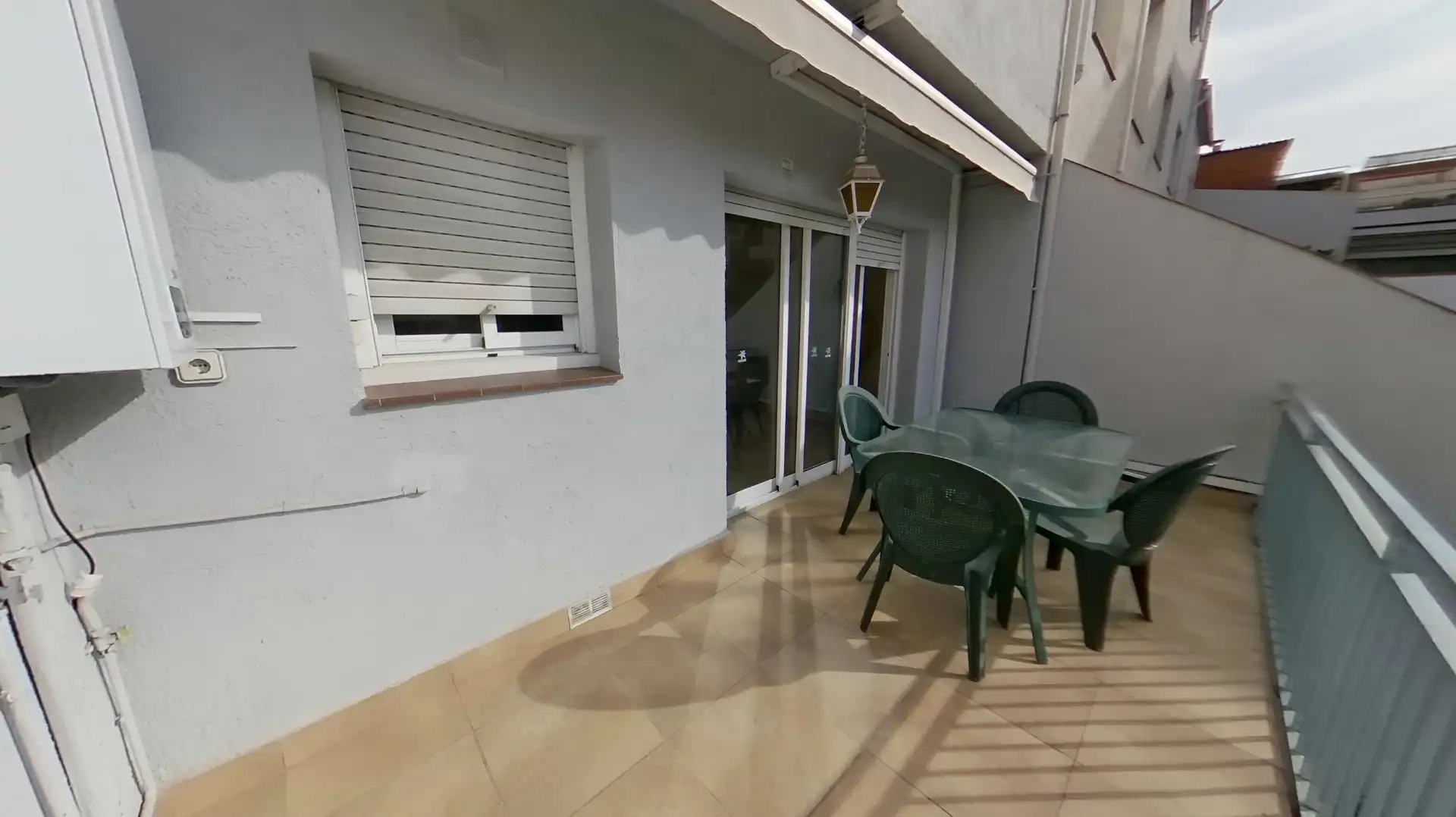 Terrasse von Einfamilien-Reihenhaus zum Verkauf in Sabadell mit Klimaanlage, Heizung und Privatgarten