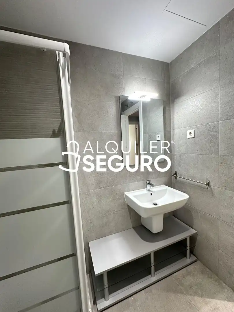 Baño de Piso de alquiler en Madrid con Calefacción, Terraza y Trastero