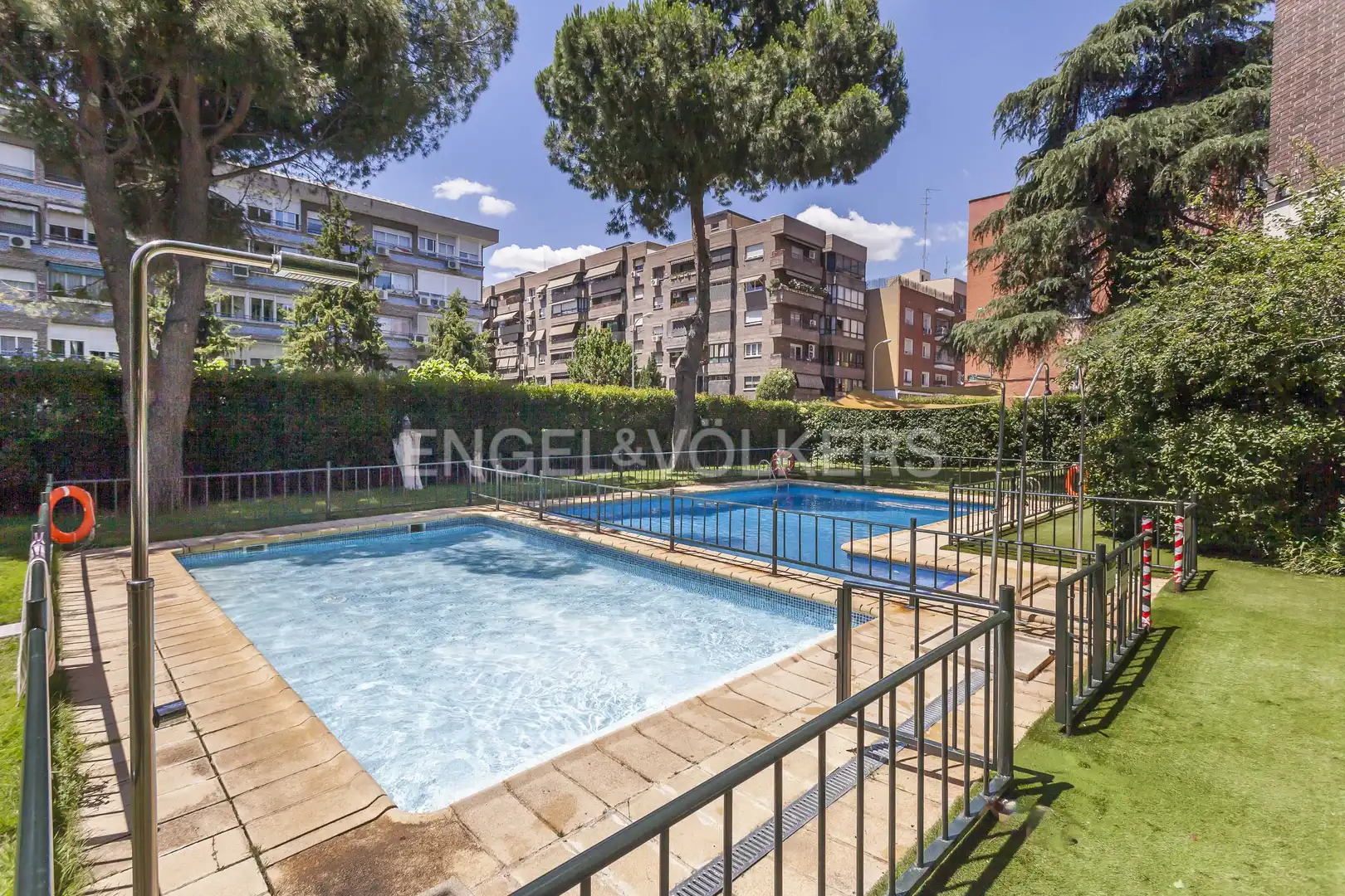 Piscina de Pis de lloguer en Madrid amb Aire condicionat, Calefacció i Jardí privat