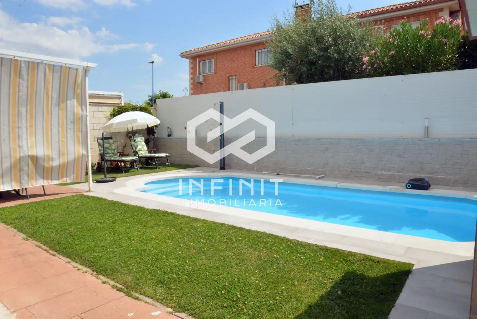 Piscina de Casa adosada en venda en Torrejón del Rey amb Calefacció, Jardí privat i Terrassa
