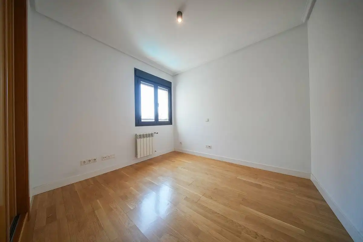Bedroom of Attic for sale in Madrid  with Air Conditioner, Heating and Private garden