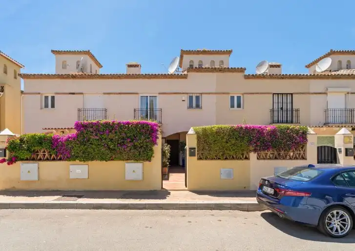Außenansicht von Einfamilien-Reihenhaus zum Verkauf in Marbella mit Klimaanlage, Privatgarten und Terrasse